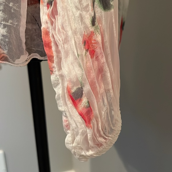 Floral Italian Silk Blouse. Size Small - Picture 4 of 11